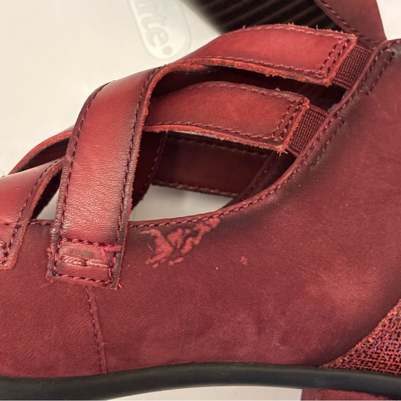 Earth Amber Burgundy Leather Criss Cross Dressy Heeled Bootie size 9 - Picture 9 of 9